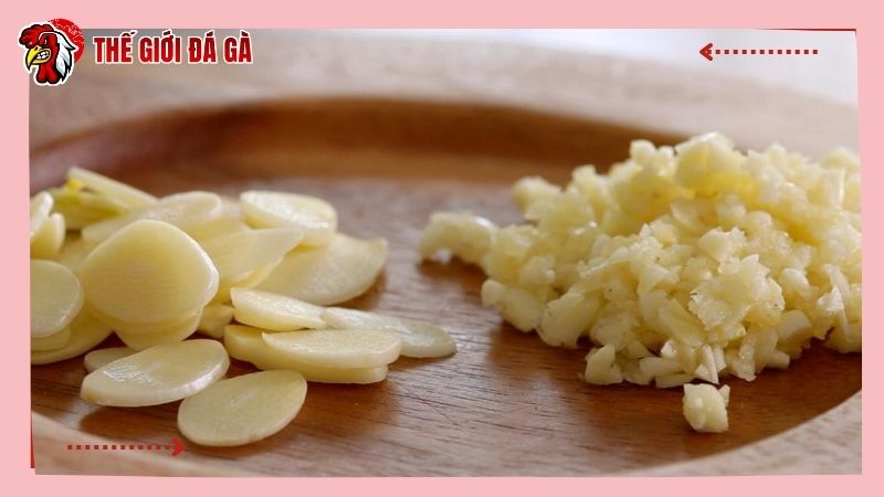Có nhiều cách để dùng tỏi cho gà ăn, uống hiệu quả